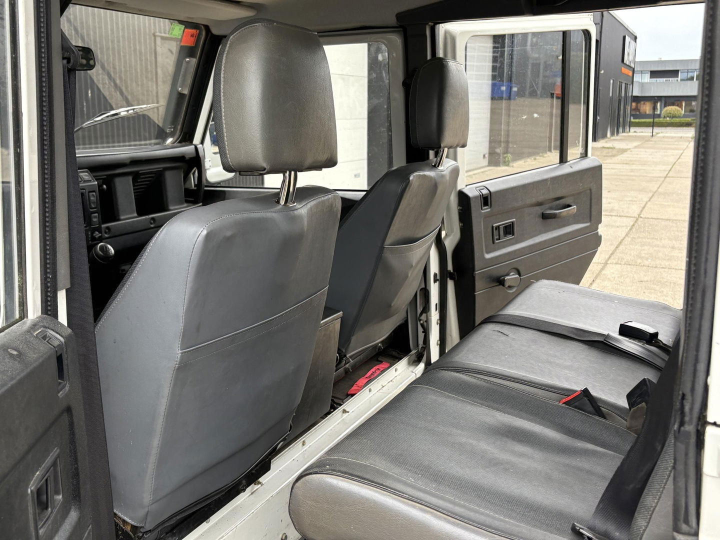 Land Rover Defender 2.5 TD5 110 SAFARI | OMKEUREN 2PERS GRIJS KENTEKEN MOGELIJK | LIER | LUXE STOEL | SNORKEL | DAKTENT FEMKES | RVS UITLAAT | Youngtimer