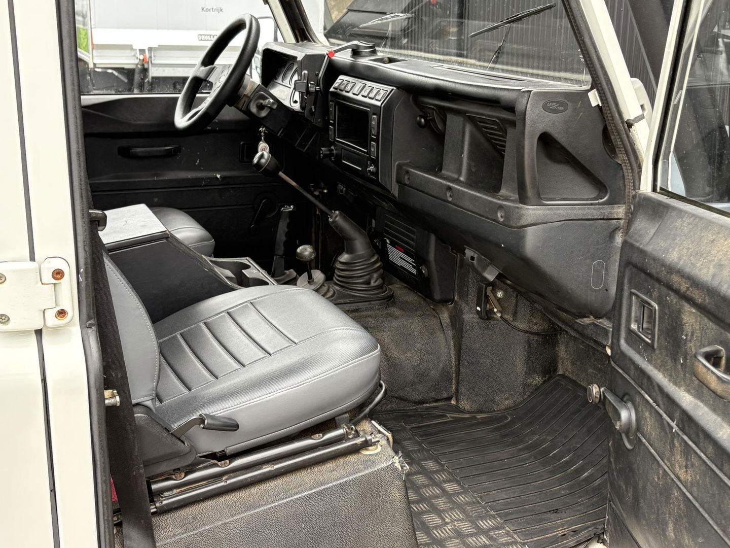 Land Rover Defender 2.5 TD5 110 SAFARI | OMKEUREN 2PERS GRIJS KENTEKEN MOGELIJK | LIER | LUXE STOEL | SNORKEL | DAKTENT FEMKES | RVS UITLAAT | Youngtimer