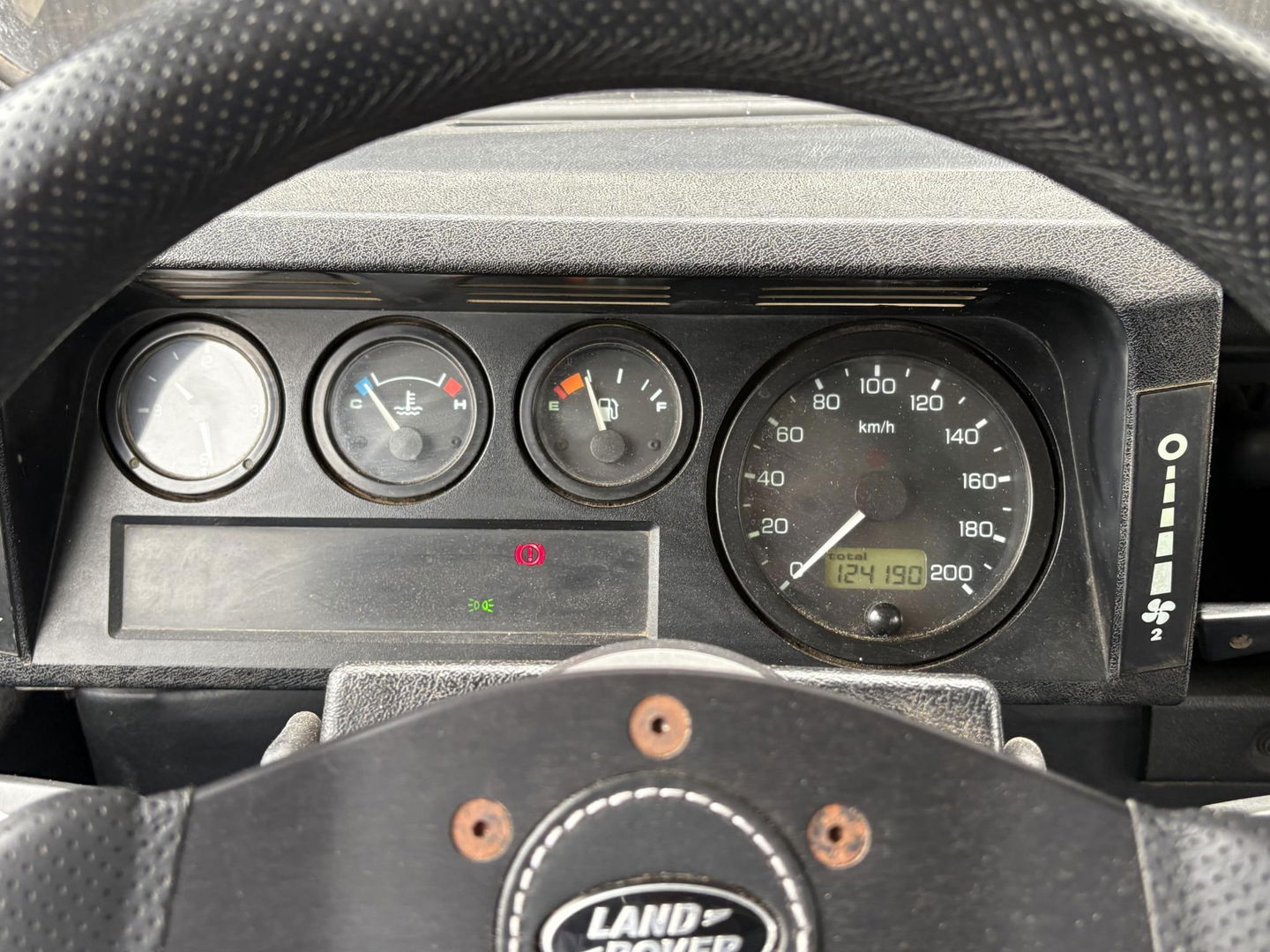 Land Rover Defender 2.5 TD5 110 SAFARI | OMKEUREN 2PERS GRIJS KENTEKEN MOGELIJK | LIER | LUXE STOEL | SNORKEL | DAKTENT FEMKES | RVS UITLAAT | Youngtimer