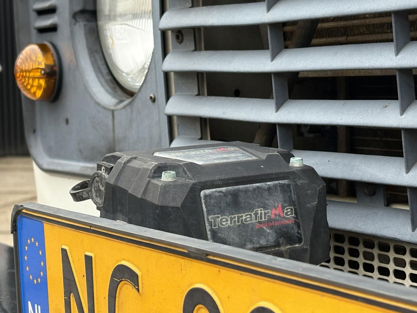 Land Rover Defender 2.5 TD5 110 SAFARI | OMKEUREN 2PERS GRIJS KENTEKEN MOGELIJK | LIER | LUXE STOEL | SNORKEL | DAKTENT FEMKES | RVS UITLAAT | Youngtimer