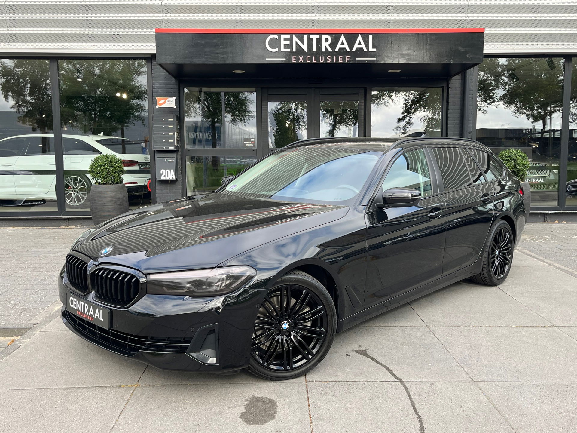 BMW 5 Serie Touring 520i High Executive LCI 184PK|Navi|Camera|Carplay|Stoelverwarming|Cruise Control