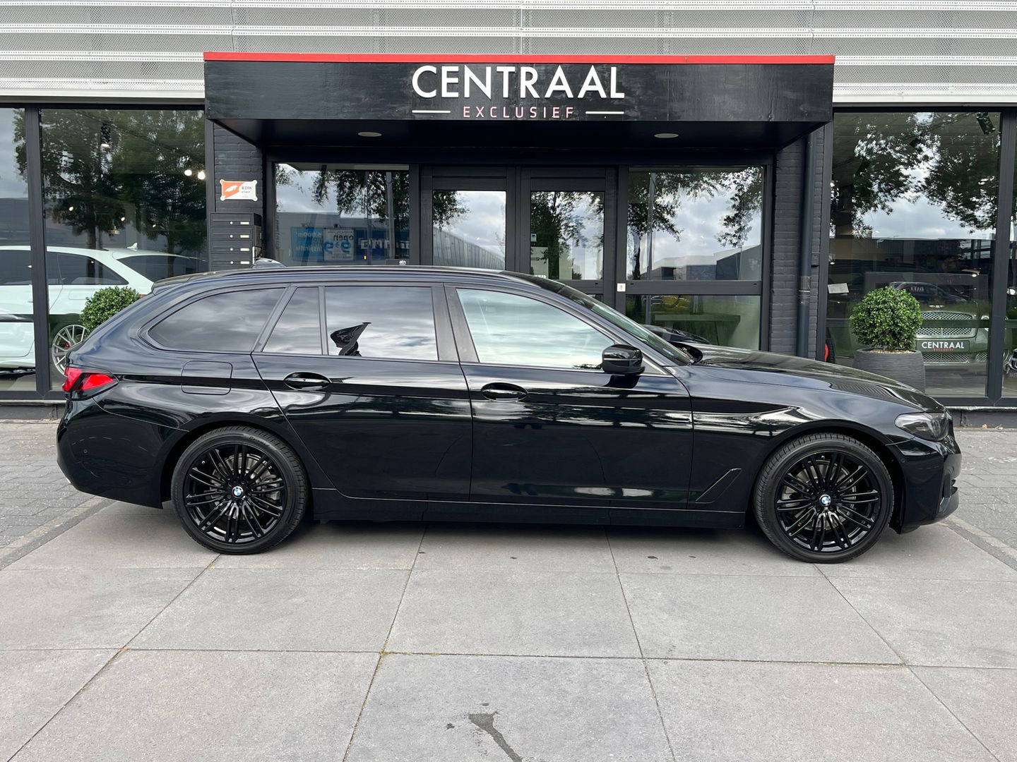 BMW 5 Serie Touring 520i High Executive LCI 184PK|Navi|Camera|Carplay|Stoelverwarming|Cruise Control