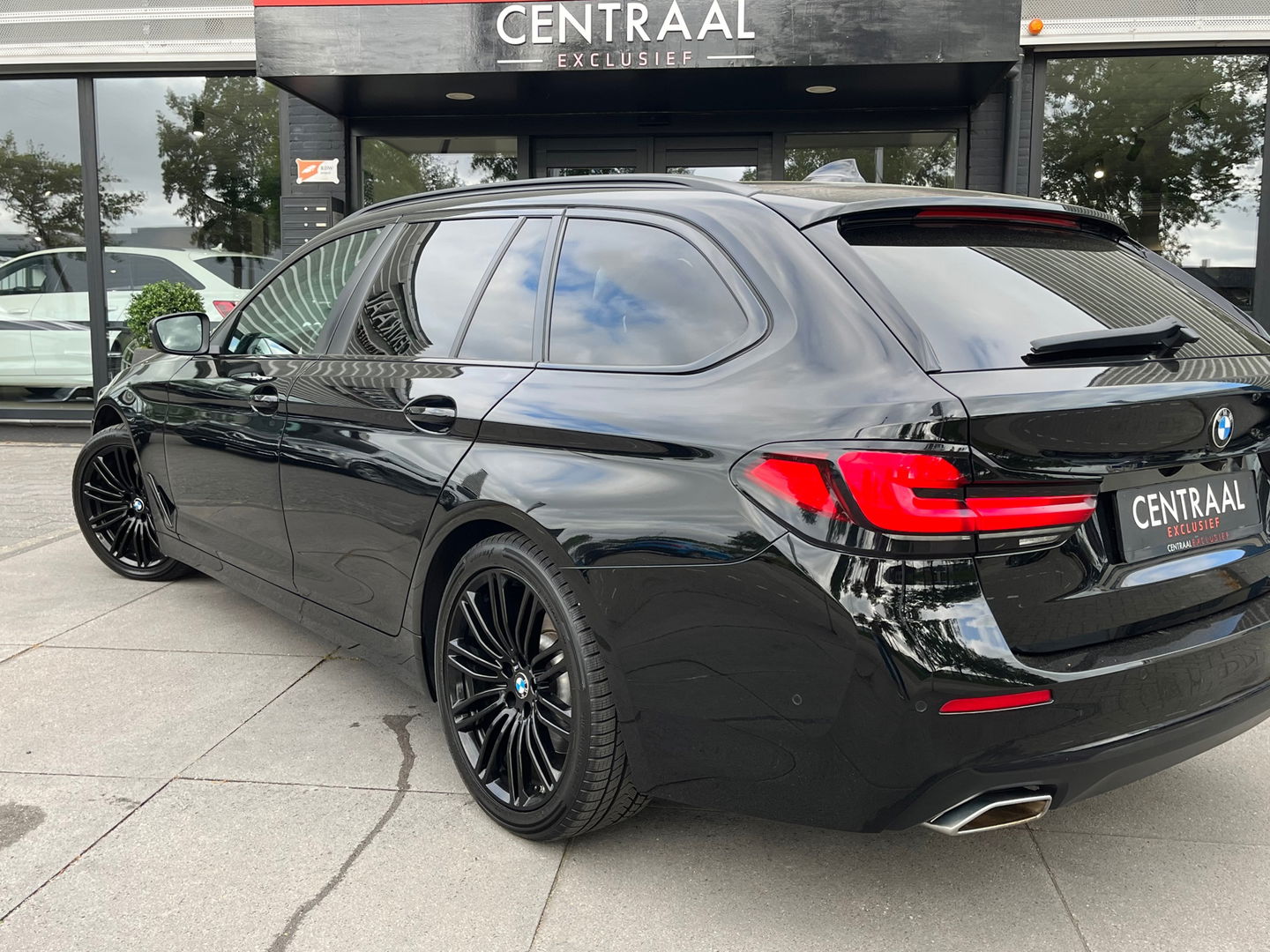 BMW 5 Serie Touring 520i High Executive LCI 184PK|Navi|Camera|Carplay|Stoelverwarming|Cruise Control