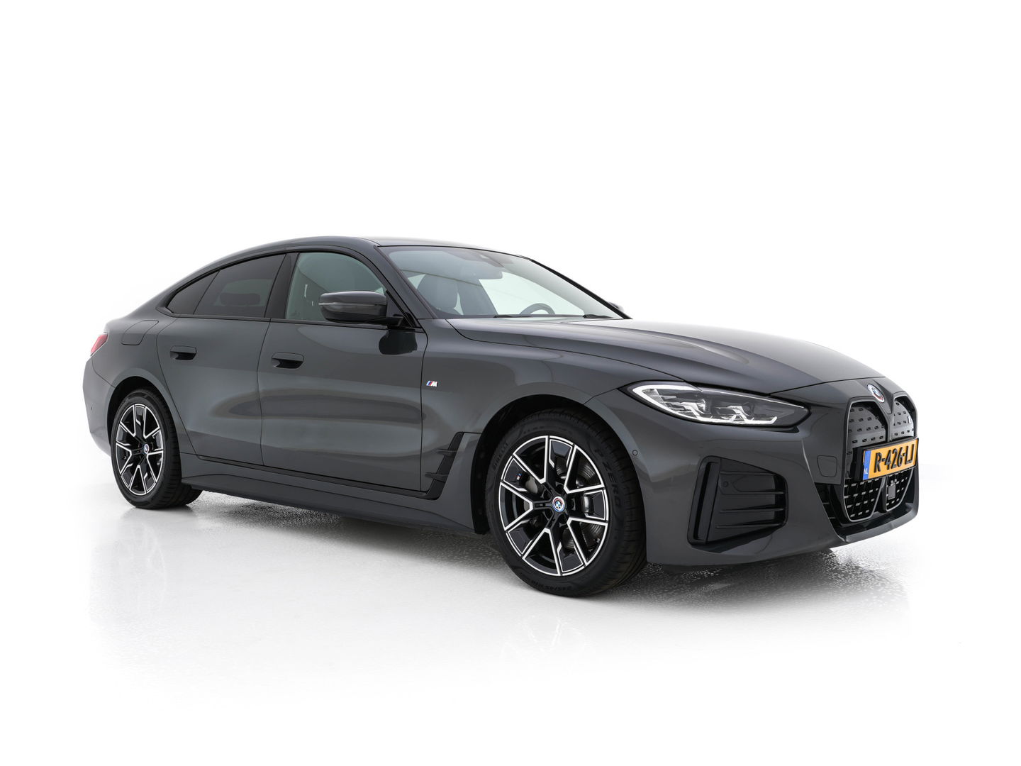 BMW i4 eDrive40 84 kWh M-Sportpack [ 3-Fase ] { SOH-95%} (INCL-BTW) *LEATHER-ALCANTARA | FULL-LED | ADAPTIVE-CRUISE | WIDE-SCREEN-DIGI-COCKPIT | DAB+ | CAMERA | AMBIENT-LIGHT | CARPLAY | SPORT-SEATS | PRIVACY-GLASS | TOWBAR | 18''ALU*