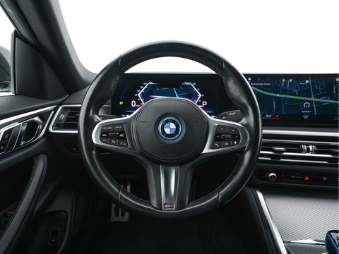 BMW i4 eDrive40 84 kWh M-Sportpack [ 3-Fase ] { SOH-95%} (INCL-BTW) *LEATHER-ALCANTARA | FULL-LED | ADAPTIVE-CRUISE | WIDE-SCREEN-DIGI-COCKPIT | DAB+ | CAMERA | AMBIENT-LIGHT | CARPLAY | SPORT-SEATS | PRIVACY-GLASS | TOWBAR | 18''ALU*