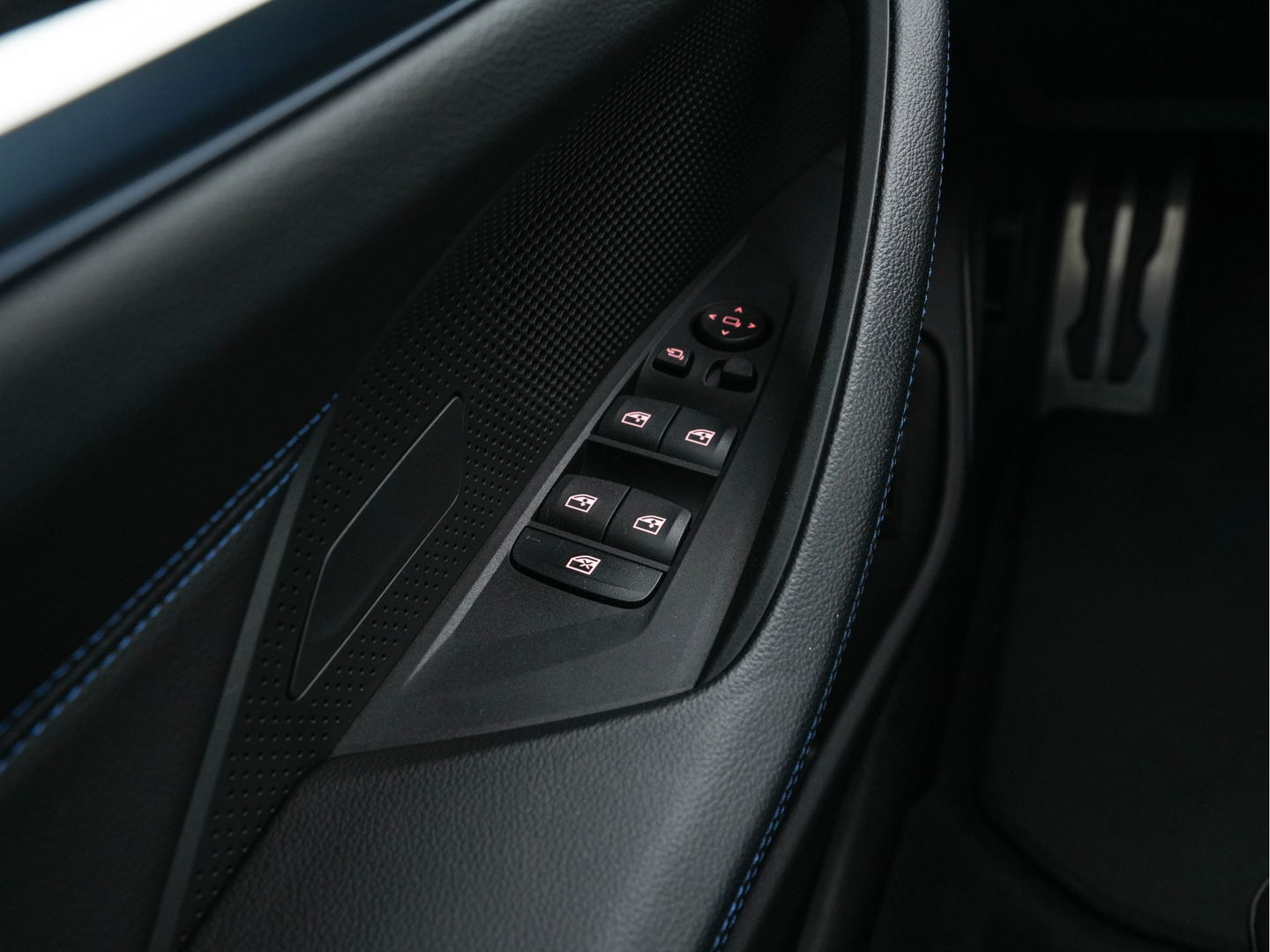 BMW i4 eDrive40 84 kWh M-Sportpack [ 3-Fase ] { SOH-95%} (INCL-BTW) *LEATHER-ALCANTARA | FULL-LED | ADAPTIVE-CRUISE | WIDE-SCREEN-DIGI-COCKPIT | DAB+ | CAMERA | AMBIENT-LIGHT | CARPLAY | SPORT-SEATS | PRIVACY-GLASS | TOWBAR | 18''ALU*