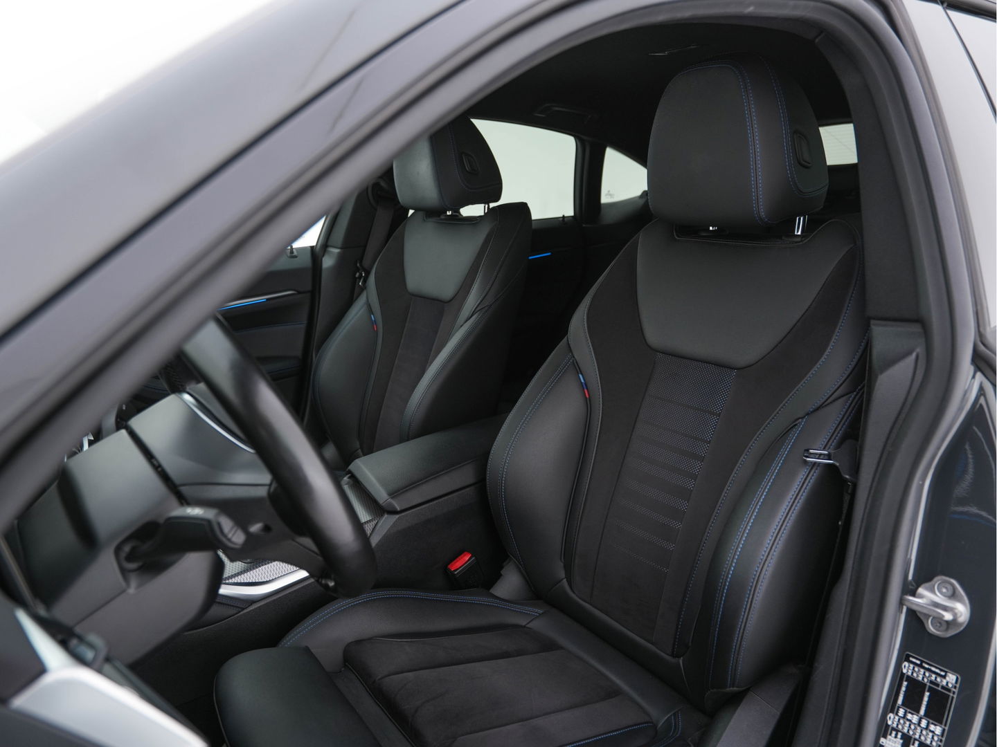 BMW i4 eDrive40 84 kWh M-Sportpack [ 3-Fase ] { SOH-95%} (INCL-BTW) *LEATHER-ALCANTARA | FULL-LED | ADAPTIVE-CRUISE | WIDE-SCREEN-DIGI-COCKPIT | DAB+ | CAMERA | AMBIENT-LIGHT | CARPLAY | SPORT-SEATS | PRIVACY-GLASS | TOWBAR | 18''ALU*