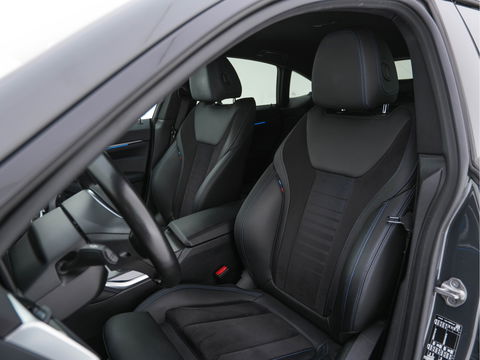BMW i4 eDrive40 84 kWh M-Sportpack [ 3-Fase ] { SOH-95%} (INCL-BTW) *LEATHER-ALCANTARA | FULL-LED | ADAPTIVE-CRUISE | WIDE-SCREEN-DIGI-COCKPIT | DAB+ | CAMERA | AMBIENT-LIGHT | CARPLAY | SPORT-SEATS | PRIVACY-GLASS | TOWBAR | 18''ALU*
