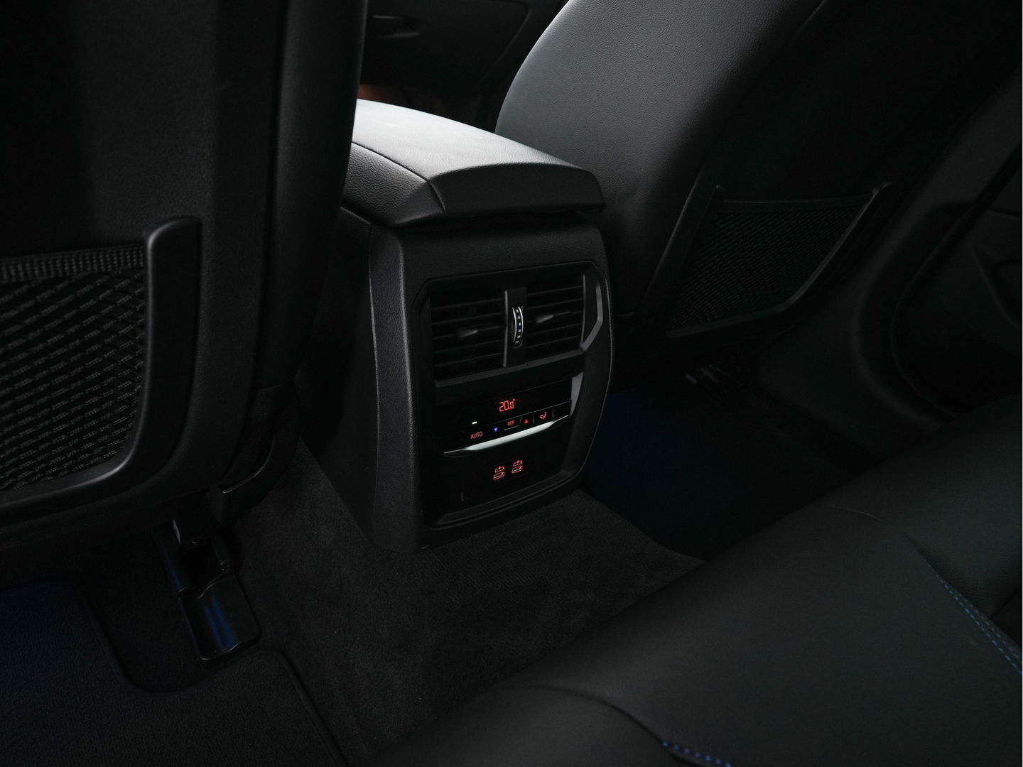 BMW i4 eDrive40 84 kWh M-Sportpack [ 3-Fase ] { SOH-95%} (INCL-BTW) *LEATHER-ALCANTARA | FULL-LED | ADAPTIVE-CRUISE | WIDE-SCREEN-DIGI-COCKPIT | DAB+ | CAMERA | AMBIENT-LIGHT | CARPLAY | SPORT-SEATS | PRIVACY-GLASS | TOWBAR | 18''ALU*
