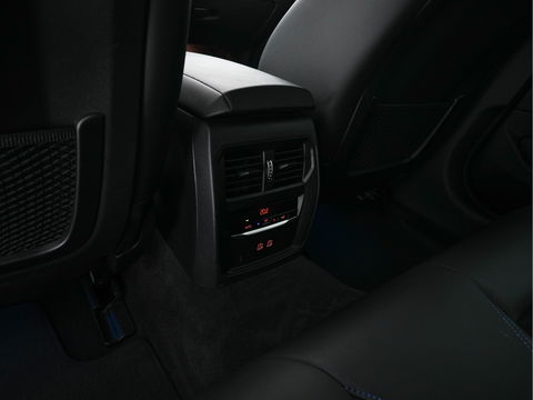 BMW i4 eDrive40 84 kWh M-Sportpack [ 3-Fase ] { SOH-95%} (INCL-BTW) *LEATHER-ALCANTARA | FULL-LED | ADAPTIVE-CRUISE | WIDE-SCREEN-DIGI-COCKPIT | DAB+ | CAMERA | AMBIENT-LIGHT | CARPLAY | SPORT-SEATS | PRIVACY-GLASS | TOWBAR | 18''ALU*