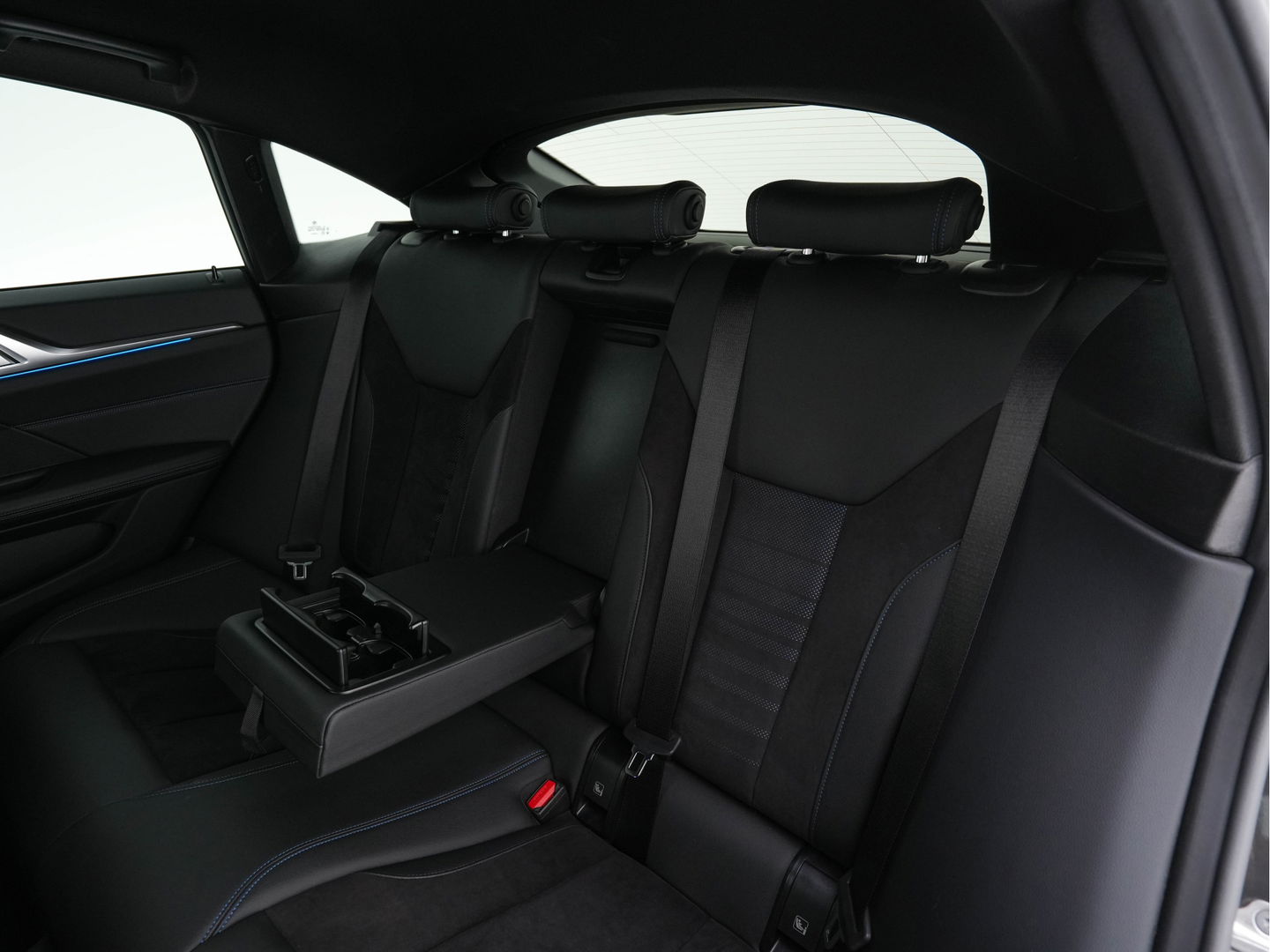 BMW i4 eDrive40 84 kWh M-Sportpack [ 3-Fase ] { SOH-95%} (INCL-BTW) *LEATHER-ALCANTARA | FULL-LED | ADAPTIVE-CRUISE | WIDE-SCREEN-DIGI-COCKPIT | DAB+ | CAMERA | AMBIENT-LIGHT | CARPLAY | SPORT-SEATS | PRIVACY-GLASS | TOWBAR | 18''ALU*