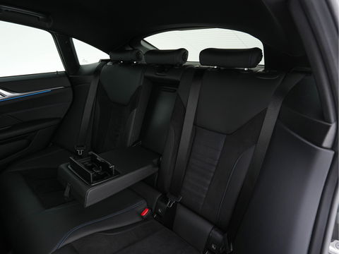 BMW i4 eDrive40 84 kWh M-Sportpack [ 3-Fase ] { SOH-95%} (INCL-BTW) *LEATHER-ALCANTARA | FULL-LED | ADAPTIVE-CRUISE | WIDE-SCREEN-DIGI-COCKPIT | DAB+ | CAMERA | AMBIENT-LIGHT | CARPLAY | SPORT-SEATS | PRIVACY-GLASS | TOWBAR | 18''ALU*