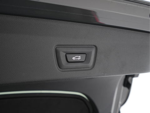 BMW i4 eDrive40 84 kWh M-Sportpack [ 3-Fase ] { SOH-95%} (INCL-BTW) *LEATHER-ALCANTARA | FULL-LED | ADAPTIVE-CRUISE | WIDE-SCREEN-DIGI-COCKPIT | DAB+ | CAMERA | AMBIENT-LIGHT | CARPLAY | SPORT-SEATS | PRIVACY-GLASS | TOWBAR | 18''ALU*