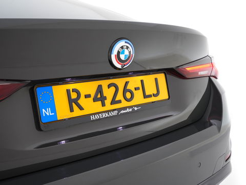 BMW i4 eDrive40 84 kWh M-Sportpack [ 3-Fase ] { SOH-95%} (INCL-BTW) *LEATHER-ALCANTARA | FULL-LED | ADAPTIVE-CRUISE | WIDE-SCREEN-DIGI-COCKPIT | DAB+ | CAMERA | AMBIENT-LIGHT | CARPLAY | SPORT-SEATS | PRIVACY-GLASS | TOWBAR | 18''ALU*
