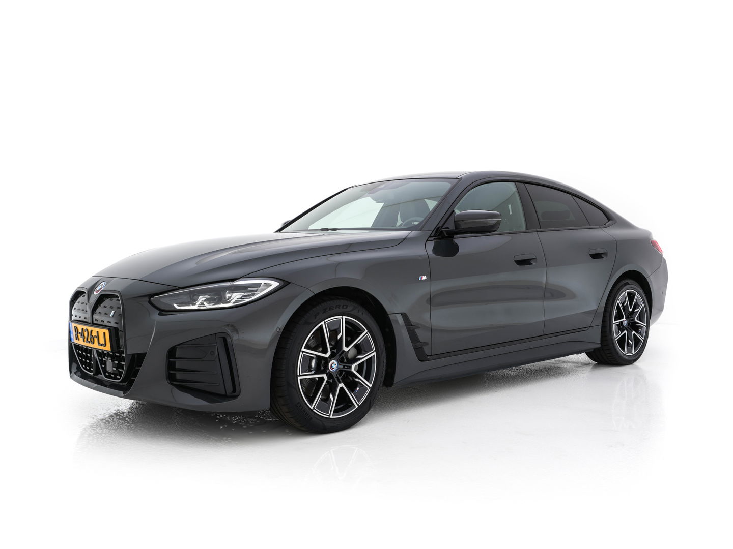 BMW i4 eDrive40 84 kWh M-Sportpack [ 3-Fase ] { SOH-95%} (INCL-BTW) *LEATHER-ALCANTARA | FULL-LED | ADAPTIVE-CRUISE | WIDE-SCREEN-DIGI-COCKPIT | DAB+ | CAMERA | AMBIENT-LIGHT | CARPLAY | SPORT-SEATS | PRIVACY-GLASS | TOWBAR | 18''ALU*
