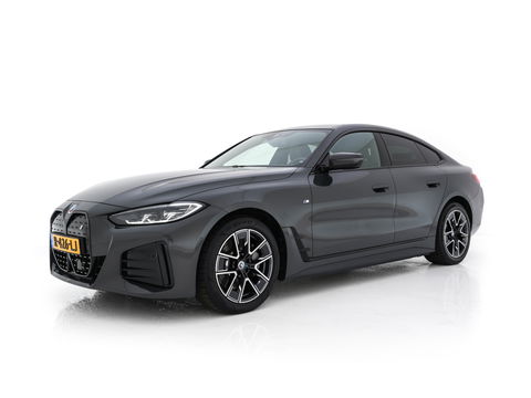 BMW i4 eDrive40 84 kWh M-Sportpack [ 3-Fase ] { SOH-95%} (INCL-BTW) *LEATHER-ALCANTARA | FULL-LED | ADAPTIVE-CRUISE | WIDE-SCREEN-DIGI-COCKPIT | DAB+ | CAMERA | AMBIENT-LIGHT | CARPLAY | SPORT-SEATS | PRIVACY-GLASS | TOWBAR | 18''ALU*