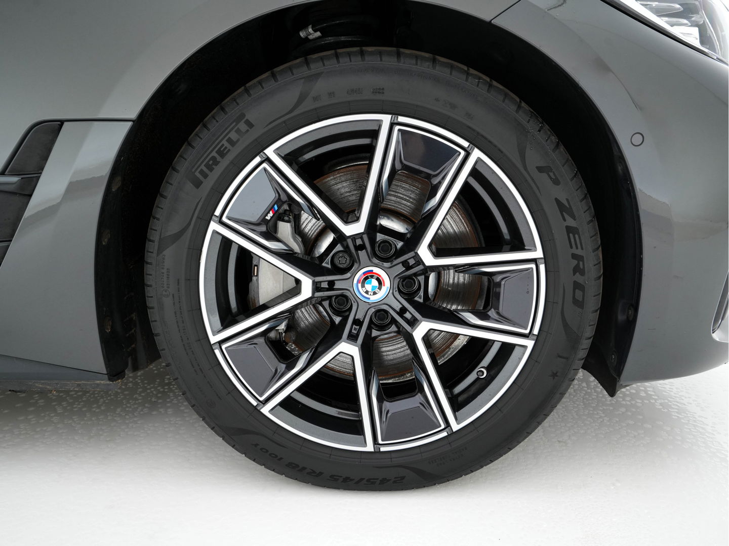 BMW i4 eDrive40 84 kWh M-Sportpack [ 3-Fase ] { SOH-95%} (INCL-BTW) *LEATHER-ALCANTARA | FULL-LED | ADAPTIVE-CRUISE | WIDE-SCREEN-DIGI-COCKPIT | DAB+ | CAMERA | AMBIENT-LIGHT | CARPLAY | SPORT-SEATS | PRIVACY-GLASS | TOWBAR | 18''ALU*