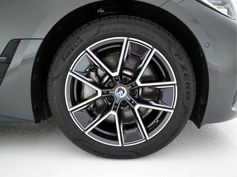 BMW i4 eDrive40 84 kWh M-Sportpack [ 3-Fase ] { SOH-95%} (INCL-BTW) *LEATHER-ALCANTARA | FULL-LED | ADAPTIVE-CRUISE | WIDE-SCREEN-DIGI-COCKPIT | DAB+ | CAMERA | AMBIENT-LIGHT | CARPLAY | SPORT-SEATS | PRIVACY-GLASS | TOWBAR | 18''ALU*
