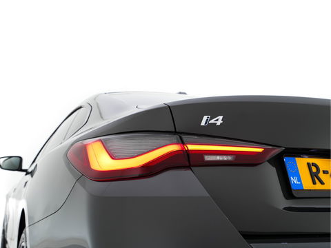 BMW i4 eDrive40 84 kWh M-Sportpack [ 3-Fase ] { SOH-95%} (INCL-BTW) *LEATHER-ALCANTARA | FULL-LED | ADAPTIVE-CRUISE | WIDE-SCREEN-DIGI-COCKPIT | DAB+ | CAMERA | AMBIENT-LIGHT | CARPLAY | SPORT-SEATS | PRIVACY-GLASS | TOWBAR | 18''ALU*
