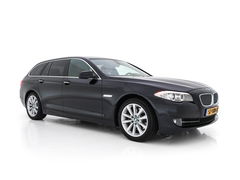 BMW 5 Serie Touring 528i High Executive Aut. *LUXURY-LEATHER | XENON | HIFI-SOUND | HEATED-COMFORTSEATS | NAVI-FULLMAP | SHIFT-PADDLES | PRIVACY-GLASS | ECC | PDC | CRUISE | 18''ALU  | TOWBAR*