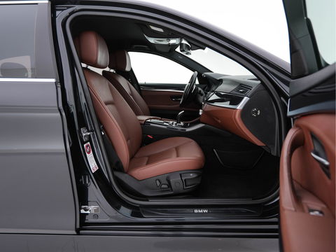 BMW 5 Serie Touring 528i High Executive Aut. *LUXURY-LEATHER | XENON | HIFI-SOUND | HEATED-COMFORTSEATS | NAVI-FULLMAP | SHIFT-PADDLES | PRIVACY-GLASS | ECC | PDC | CRUISE | 18''ALU  | TOWBAR*