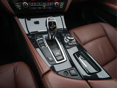 BMW 5 Serie Touring 528i High Executive Aut. *LUXURY-LEATHER | XENON | HIFI-SOUND | HEATED-COMFORTSEATS | NAVI-FULLMAP | SHIFT-PADDLES | PRIVACY-GLASS | ECC | PDC | CRUISE | 18''ALU  | TOWBAR*