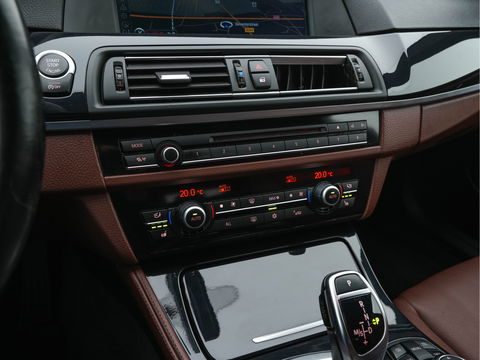 BMW 5 Serie Touring 528i High Executive Aut. *LUXURY-LEATHER | XENON | HIFI-SOUND | HEATED-COMFORTSEATS | NAVI-FULLMAP | SHIFT-PADDLES | PRIVACY-GLASS | ECC | PDC | CRUISE | 18''ALU  | TOWBAR*