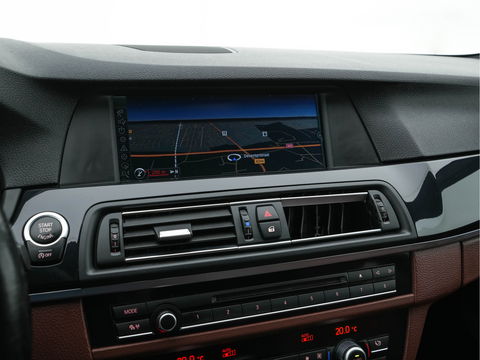 BMW 5 Serie Touring 528i High Executive Aut. *LUXURY-LEATHER | XENON | HIFI-SOUND | HEATED-COMFORTSEATS | NAVI-FULLMAP | SHIFT-PADDLES | PRIVACY-GLASS | ECC | PDC | CRUISE | 18''ALU  | TOWBAR*