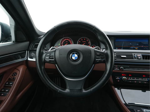 BMW 5 Serie Touring 528i High Executive Aut. *LUXURY-LEATHER | XENON | HIFI-SOUND | HEATED-COMFORTSEATS | NAVI-FULLMAP | SHIFT-PADDLES | PRIVACY-GLASS | ECC | PDC | CRUISE | 18''ALU  | TOWBAR*