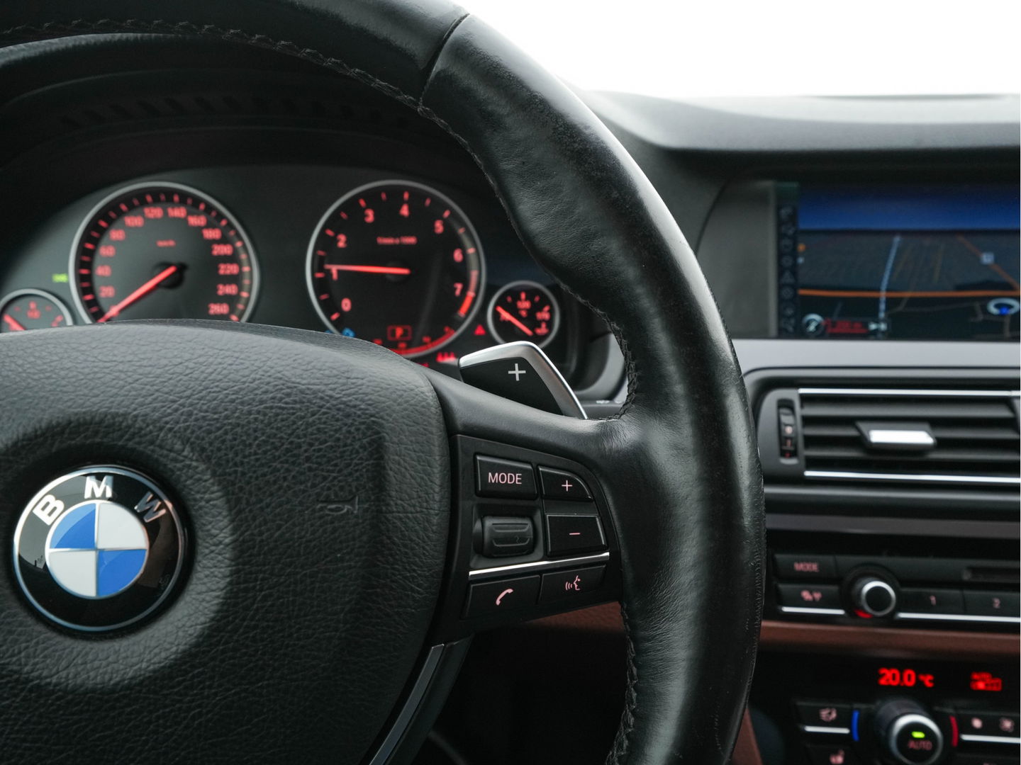 BMW 5 Serie Touring 528i High Executive Aut. *LUXURY-LEATHER | XENON | HIFI-SOUND | HEATED-COMFORTSEATS | NAVI-FULLMAP | SHIFT-PADDLES | PRIVACY-GLASS | ECC | PDC | CRUISE | 18''ALU  | TOWBAR*