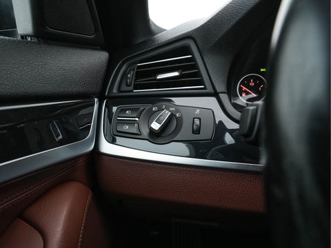 BMW 5 Serie Touring 528i High Executive Aut. *LUXURY-LEATHER | XENON | HIFI-SOUND | HEATED-COMFORTSEATS | NAVI-FULLMAP | SHIFT-PADDLES | PRIVACY-GLASS | ECC | PDC | CRUISE | 18''ALU  | TOWBAR*