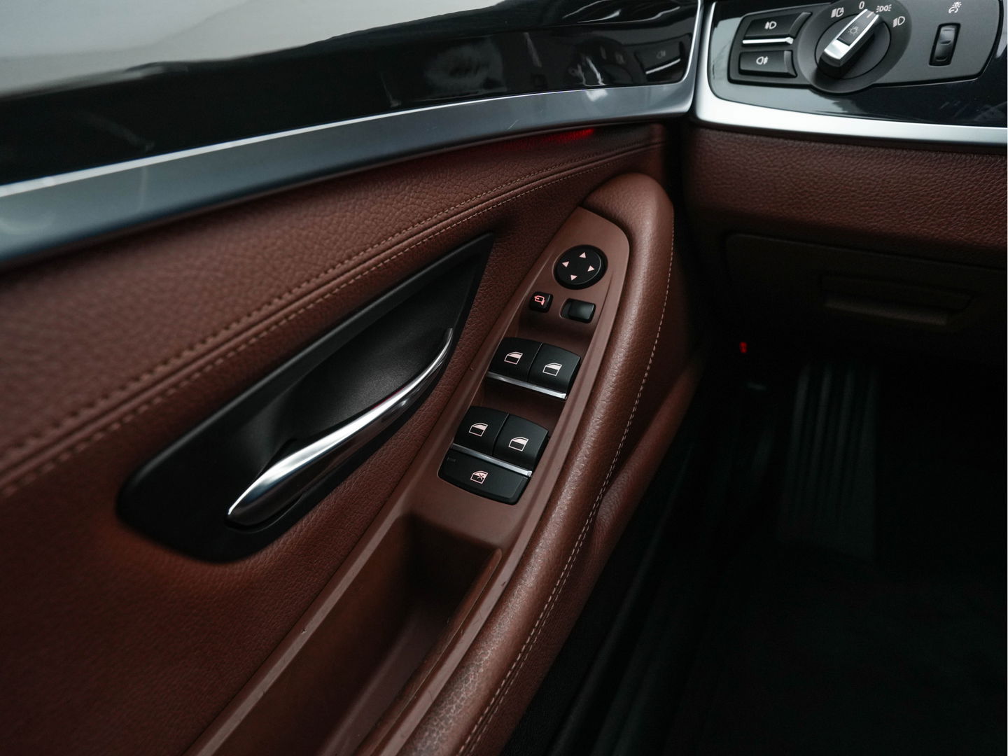 BMW 5 Serie Touring 528i High Executive Aut. *LUXURY-LEATHER | XENON | HIFI-SOUND | HEATED-COMFORTSEATS | NAVI-FULLMAP | SHIFT-PADDLES | PRIVACY-GLASS | ECC | PDC | CRUISE | 18''ALU  | TOWBAR*