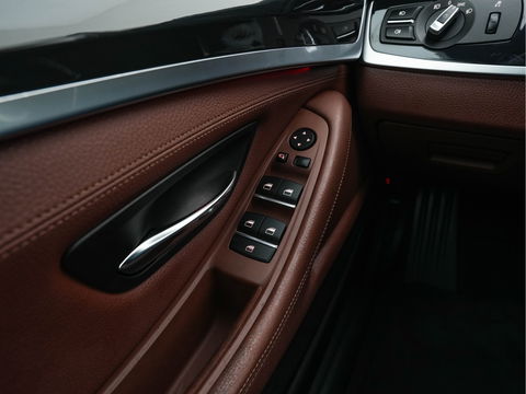 BMW 5 Serie Touring 528i High Executive Aut. *LUXURY-LEATHER | XENON | HIFI-SOUND | HEATED-COMFORTSEATS | NAVI-FULLMAP | SHIFT-PADDLES | PRIVACY-GLASS | ECC | PDC | CRUISE | 18''ALU  | TOWBAR*