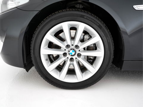 BMW 5 Serie Touring 528i High Executive Aut. *LUXURY-LEATHER | XENON | HIFI-SOUND | HEATED-COMFORTSEATS | NAVI-FULLMAP | SHIFT-PADDLES | PRIVACY-GLASS | ECC | PDC | CRUISE | 18''ALU  | TOWBAR*