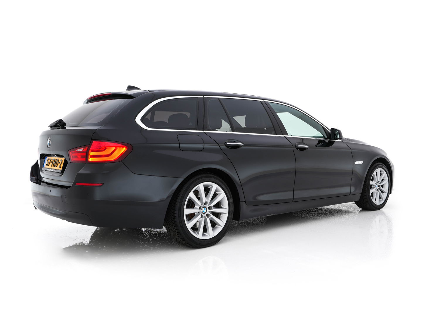BMW 5 Serie Touring 528i High Executive Aut. *LUXURY-LEATHER | XENON | HIFI-SOUND | HEATED-COMFORTSEATS | NAVI-FULLMAP | SHIFT-PADDLES | PRIVACY-GLASS | ECC | PDC | CRUISE | 18''ALU  | TOWBAR*
