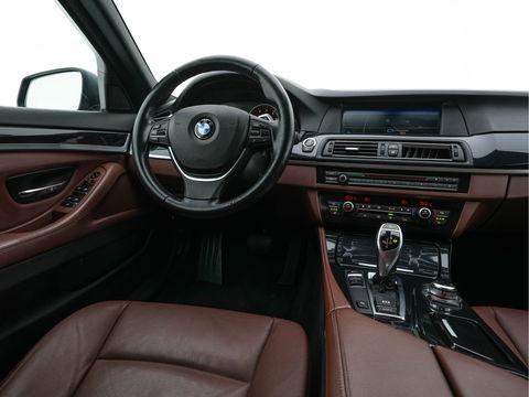 BMW 5 Serie Touring 528i High Executive Aut. *LUXURY-LEATHER | XENON | HIFI-SOUND | HEATED-COMFORTSEATS | NAVI-FULLMAP | SHIFT-PADDLES | PRIVACY-GLASS | ECC | PDC | CRUISE | 18''ALU  | TOWBAR*
