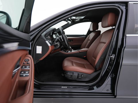 BMW 5 Serie Touring 528i High Executive Aut. *LUXURY-LEATHER | XENON | HIFI-SOUND | HEATED-COMFORTSEATS | NAVI-FULLMAP | SHIFT-PADDLES | PRIVACY-GLASS | ECC | PDC | CRUISE | 18''ALU  | TOWBAR*