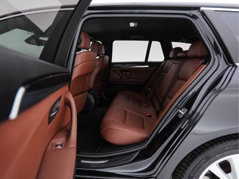 BMW 5 Serie Touring 528i High Executive Aut. *LUXURY-LEATHER | XENON | HIFI-SOUND | HEATED-COMFORTSEATS | NAVI-FULLMAP | SHIFT-PADDLES | PRIVACY-GLASS | ECC | PDC | CRUISE | 18''ALU  | TOWBAR*