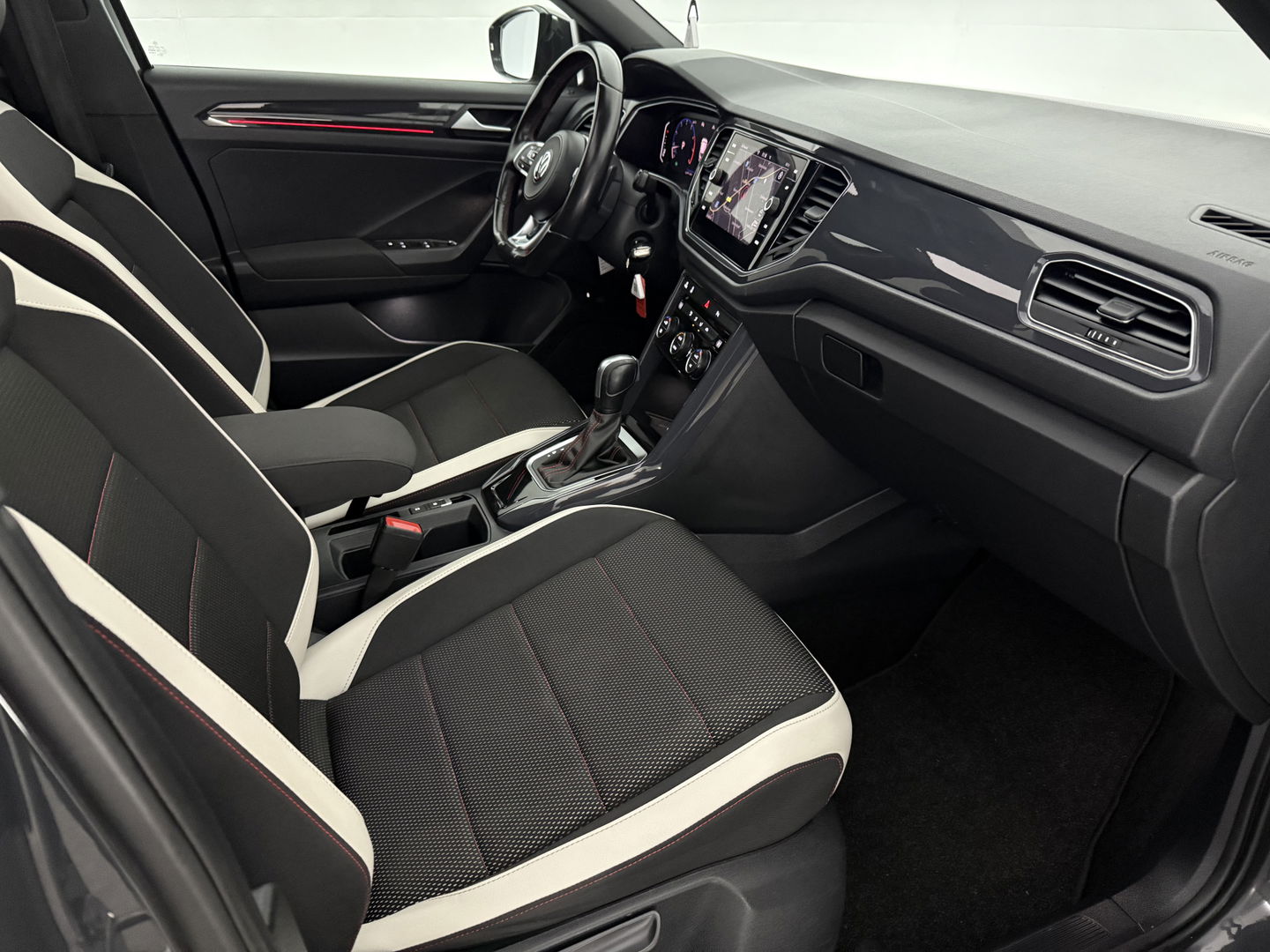 Volkswagen T-Roc 1.5 TSI 150PK R-Line | Pano | Sfeerverl. | Virtual | Carplay | LED | Adaptive Cruise | Parkeersens. | NAP