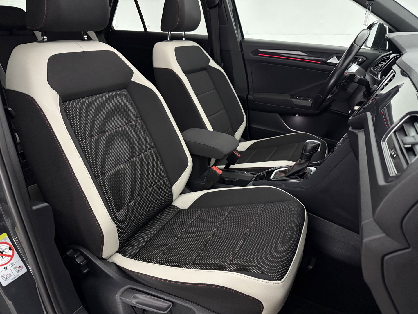 Volkswagen T-Roc 1.5 TSI 150PK R-Line | Pano | Sfeerverl. | Virtual | Carplay | LED | Adaptive Cruise | Parkeersens. | NAP