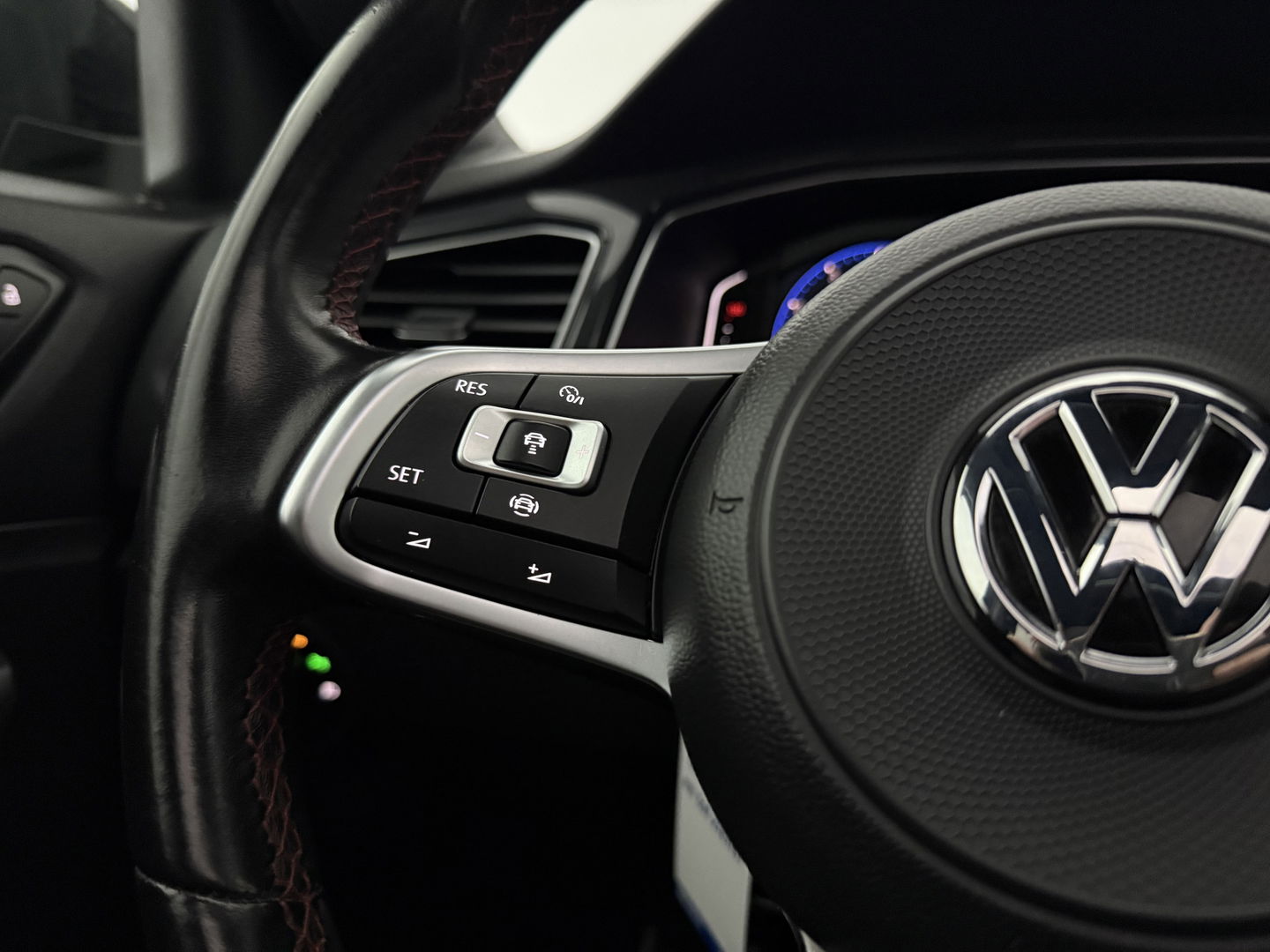 Volkswagen T-Roc 1.5 TSI 150PK R-Line | Pano | Sfeerverl. | Virtual | Carplay | LED | Adaptive Cruise | Parkeersens. | NAP