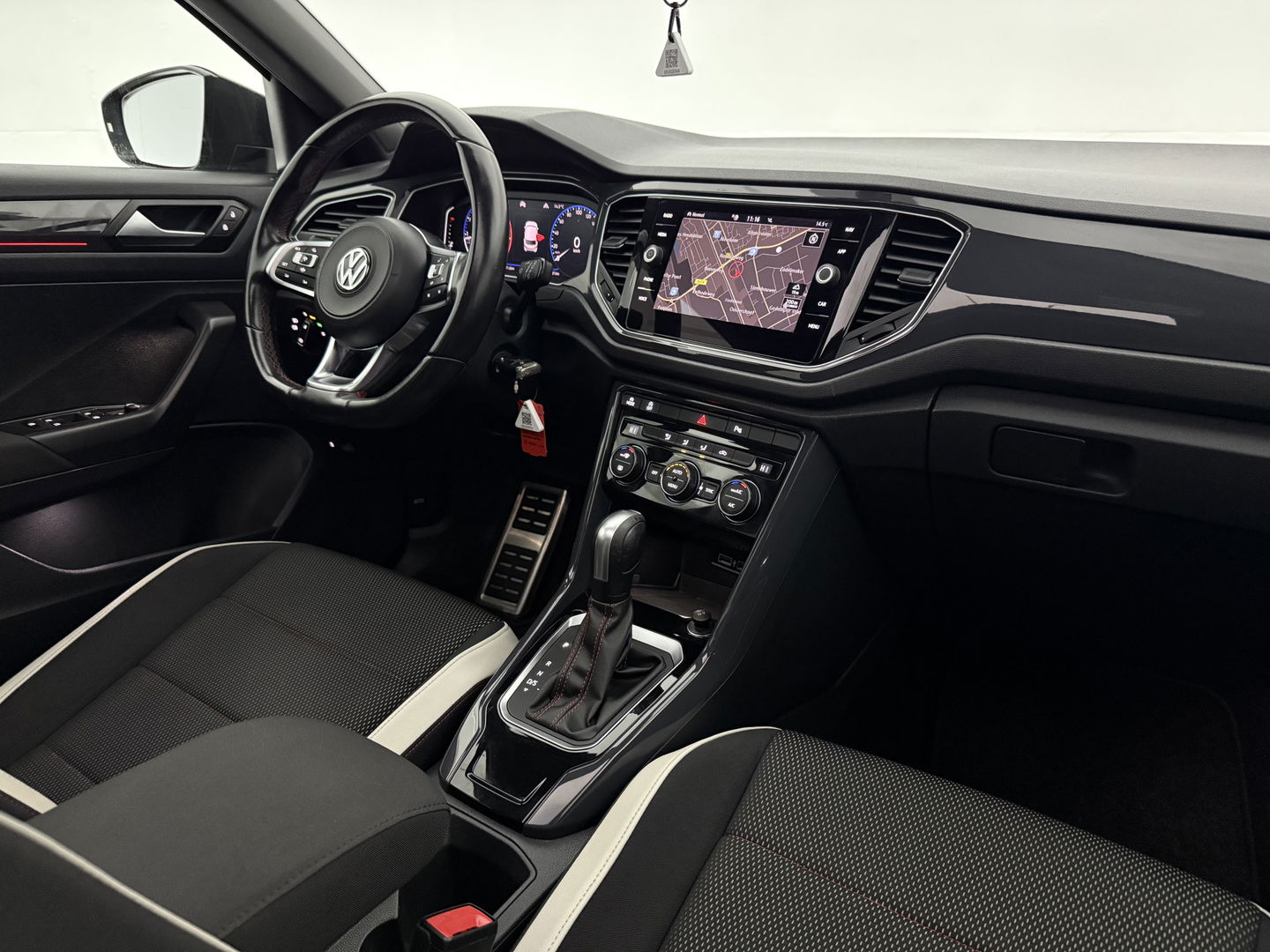 Volkswagen T-Roc 1.5 TSI 150PK R-Line | Pano | Sfeerverl. | Virtual | Carplay | LED | Adaptive Cruise | Parkeersens. | NAP