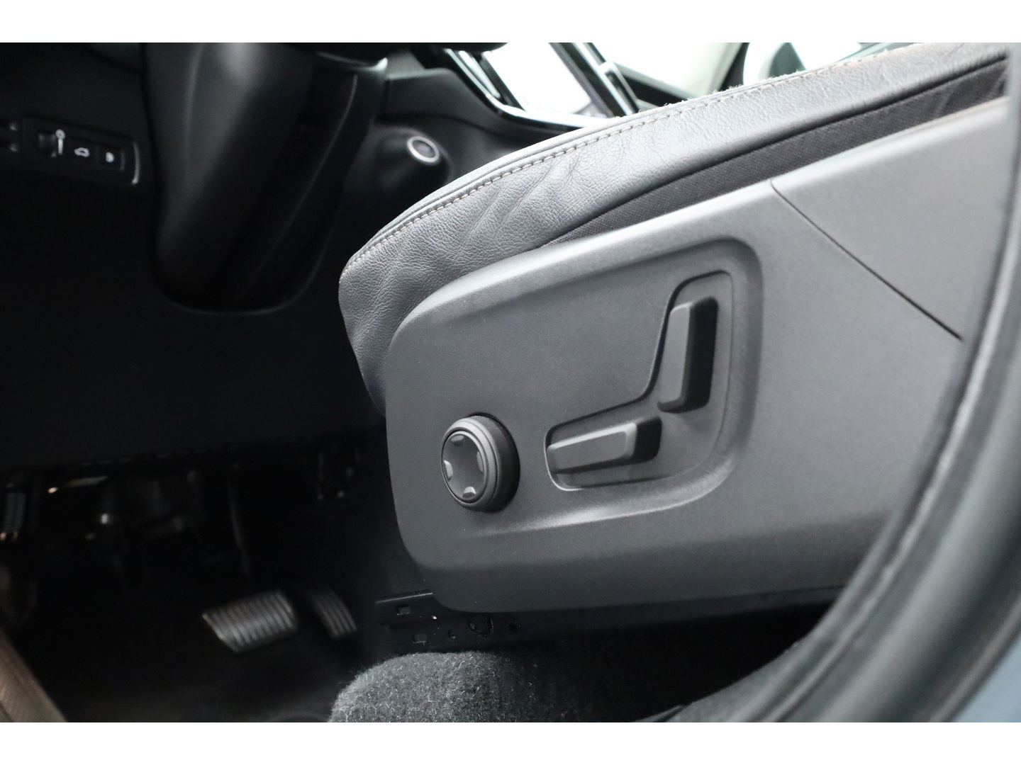 Volvo XC40 T5 Recharge Ultimate Dark | Pano | Pilot Assist | Camera | Leder | Elek. Stoelen | 20''