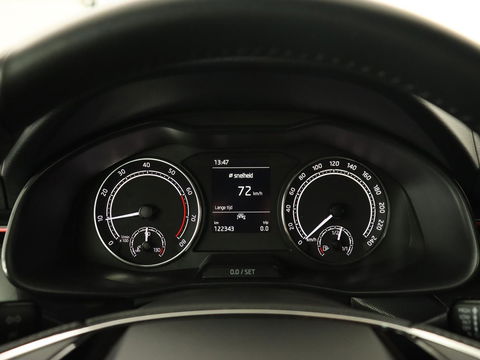 Škoda Kamiq 1.0 TSI Sport | Carplay | Climate control | Parkeerhulp | Cruise control | Full LED | DAB | Sportstoelen | Bluetooth | Sportstuur