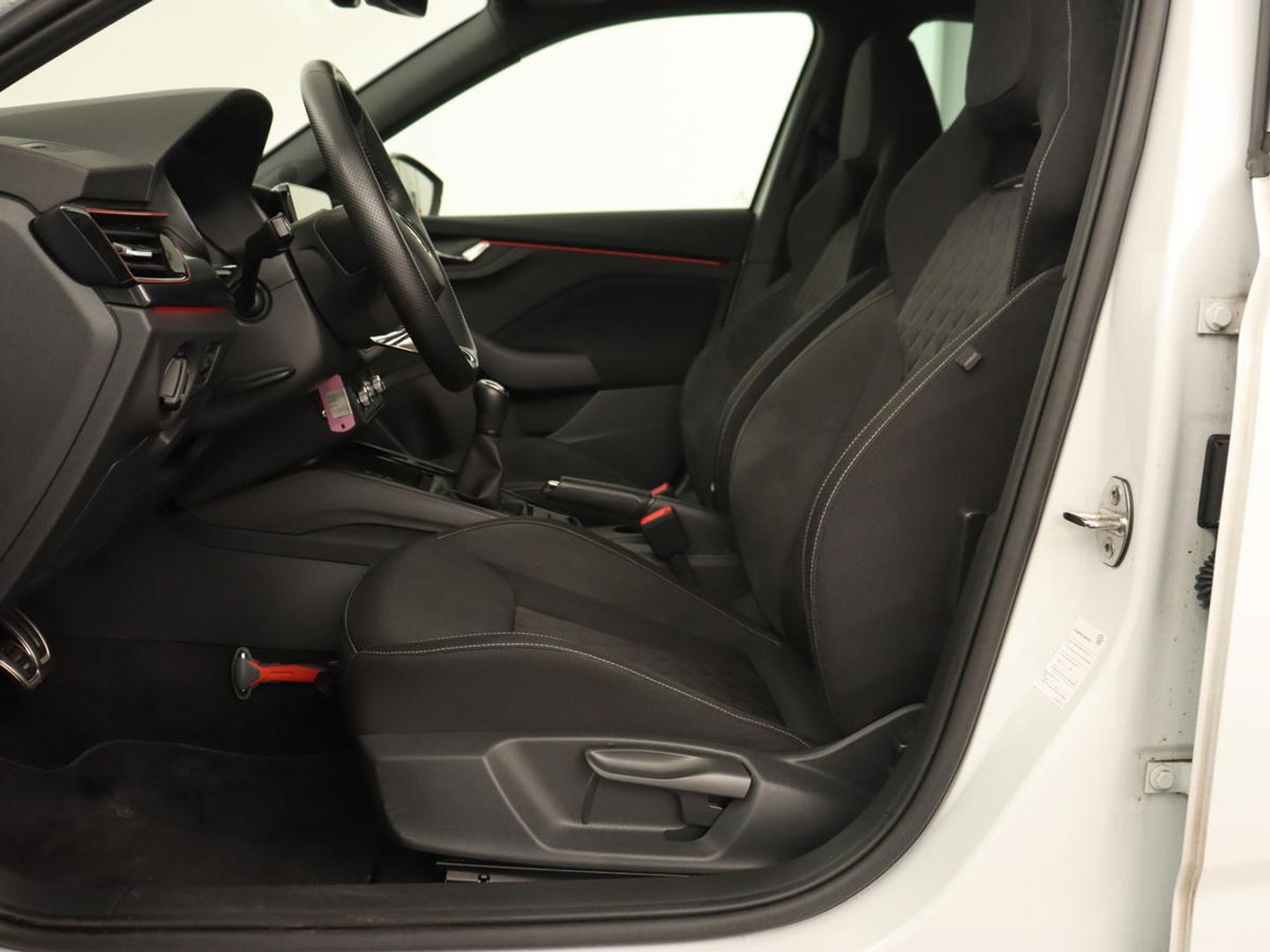 Škoda Kamiq 1.0 TSI Sport | Carplay | Climate control | Parkeerhulp | Cruise control | Full LED | DAB | Sportstoelen | Bluetooth | Sportstuur