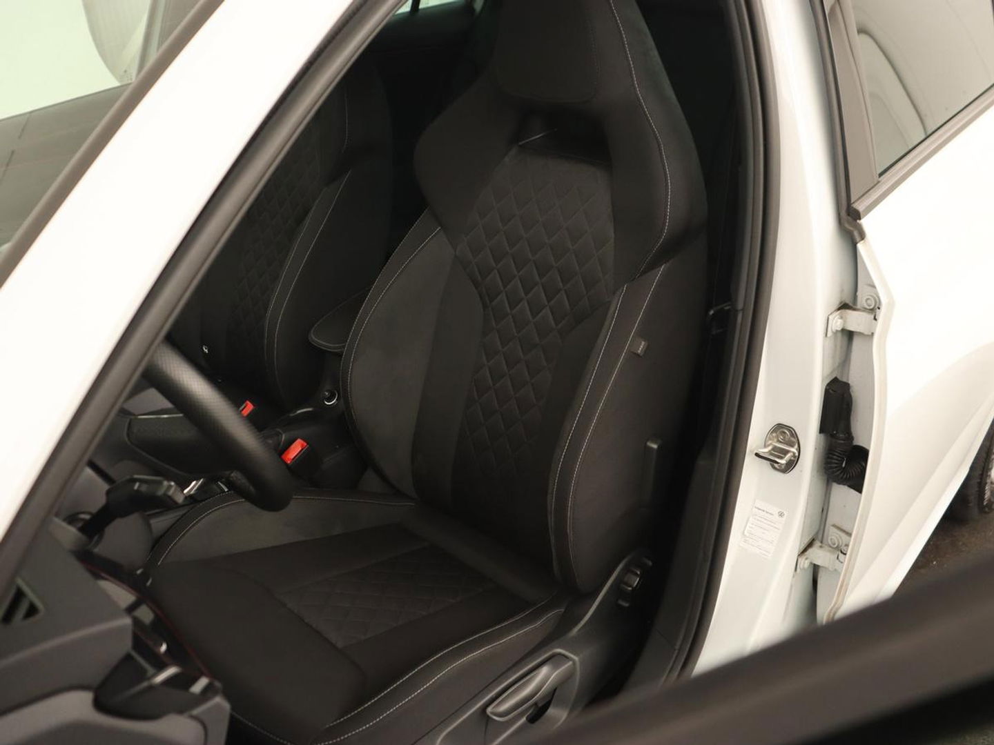 Škoda Kamiq 1.0 TSI Sport | Carplay | Climate control | Parkeerhulp | Cruise control | Full LED | DAB | Sportstoelen | Bluetooth | Sportstuur