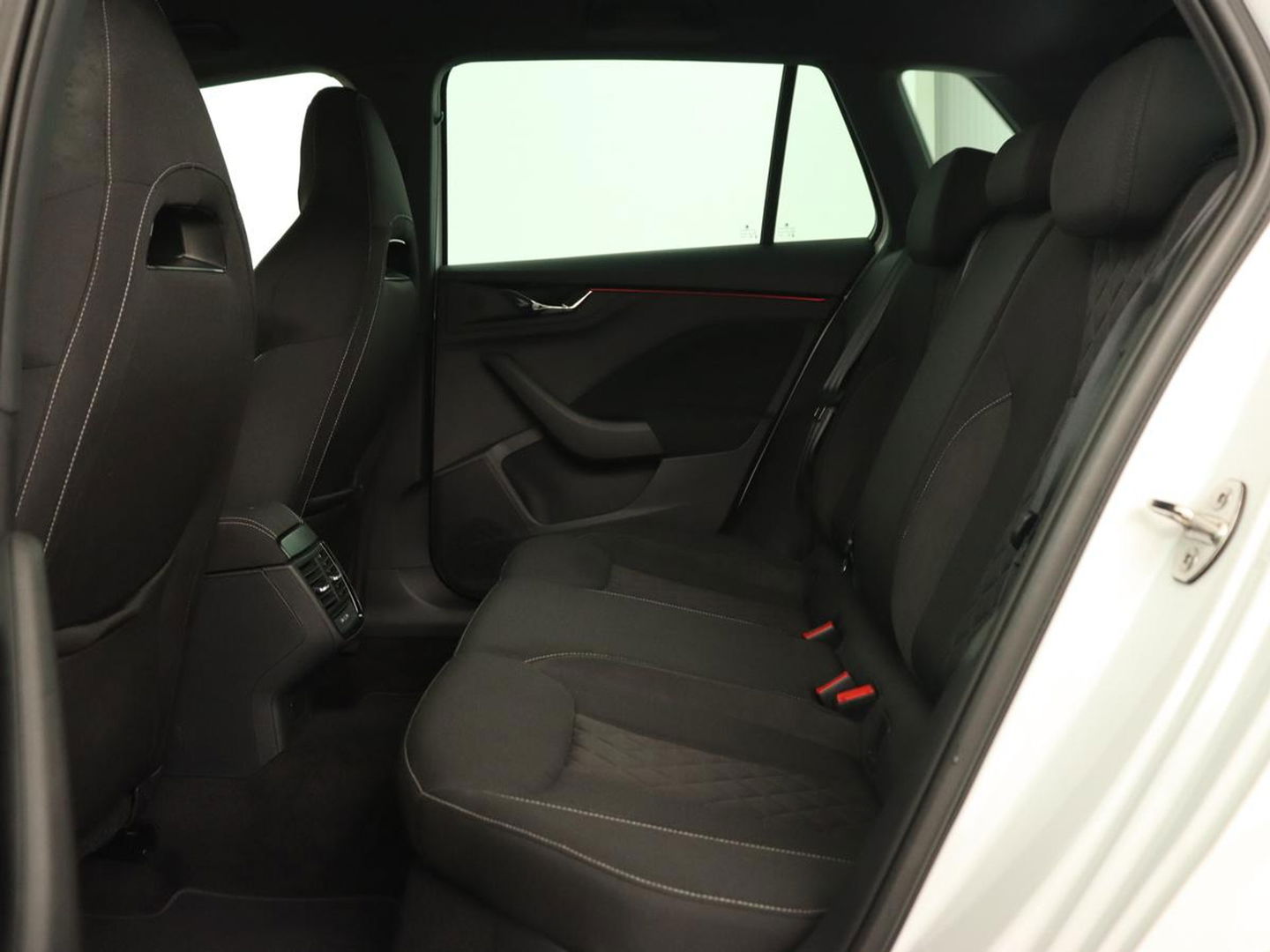 Škoda Kamiq 1.0 TSI Sport | Carplay | Climate control | Parkeerhulp | Cruise control | Full LED | DAB | Sportstoelen | Bluetooth | Sportstuur
