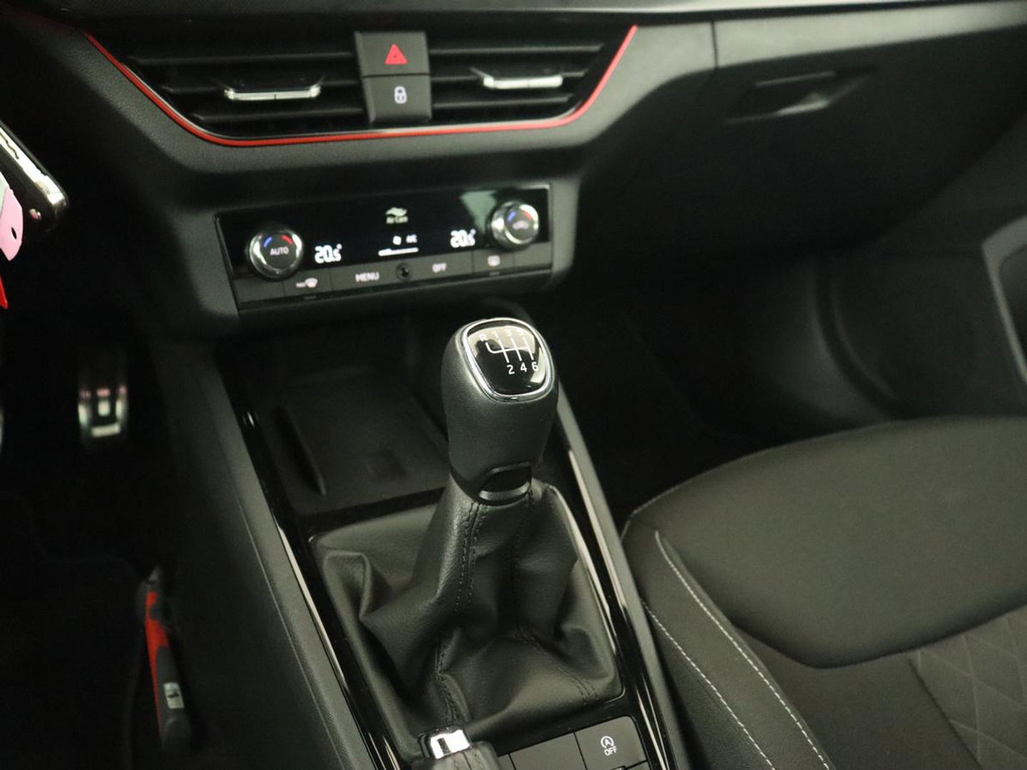 Škoda Kamiq 1.0 TSI Sport | Carplay | Climate control | Parkeerhulp | Cruise control | Full LED | DAB | Sportstoelen | Bluetooth | Sportstuur