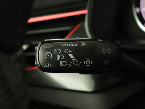 Škoda Kamiq 1.0 TSI Sport | Carplay | Climate control | Parkeerhulp | Cruise control | Full LED | DAB | Sportstoelen | Bluetooth | Sportstuur