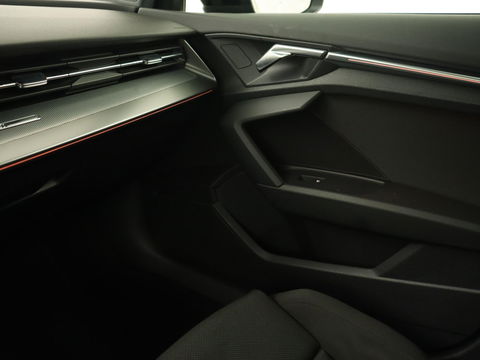 Audi A3 45 TFSI e S Line | Stoelverwarming | Camera | Sfeerverlichting | Virtual Cockpit | Carplay | Navigatie | Sportstoelen | 18'' | Climate control | PHEV | Plug In